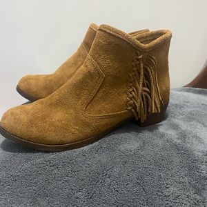 Used Minnetonka Blake suede boot size 7